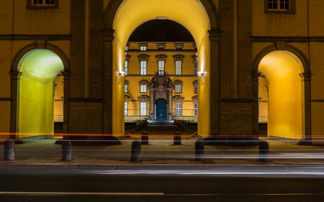 „Osnabrücker Abendtour“: Histo­rische Stadt­rund­fahrt im Doppel­de­ckerbus