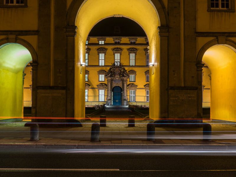 „Osnabrücker Abendtour“: Histo­rische Stadt­rund­fahrt im Doppel­de­ckerbus